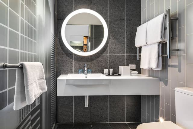 Standard Room, 1 Queen Bed (Free Breakfast)
