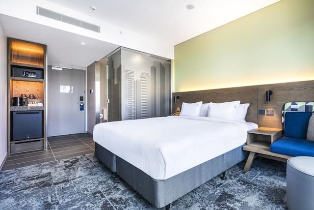 Standard Room, 1 King Bed (High Floor, Free Breakfast)