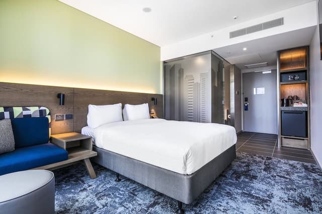 Standard Room, 1 Queen Bed (Free Breakfast)