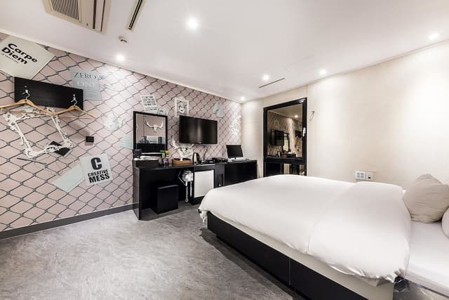 Deluxe Double Room (Fri & Sat Check in 8pm)