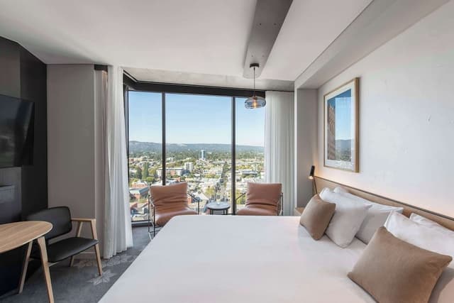 Premier Suite 1 King Bed including 2 nightly drink vouchers