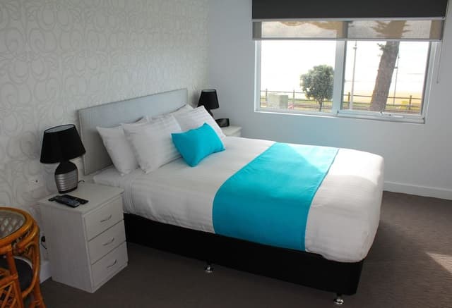 Deluxe Oceanfront Queen