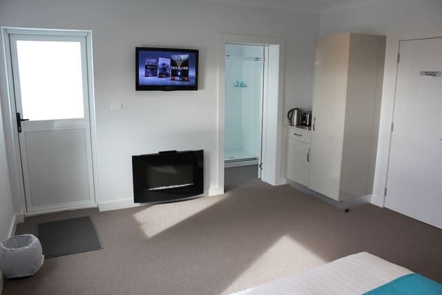 Deluxe Oceanfront Twin with Balcony