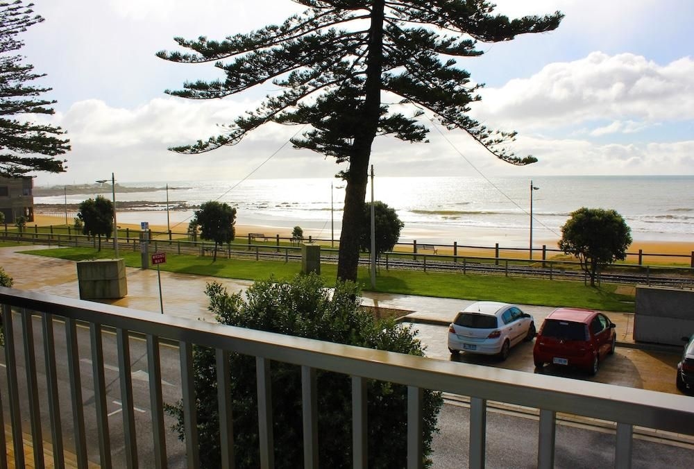 Beach Hotel3