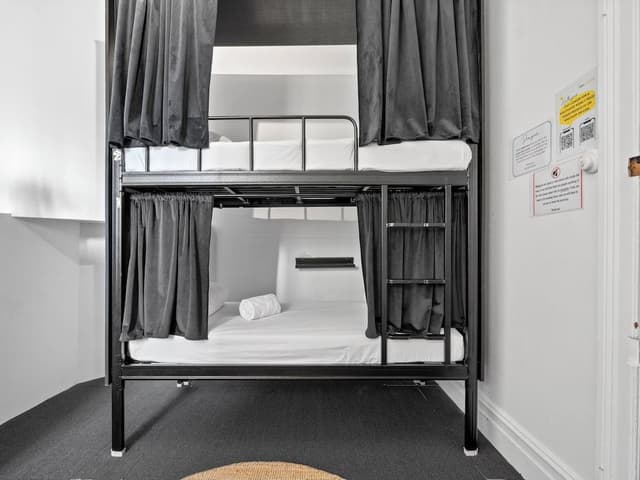 FEMALE ONLY POD ROOM - 6 people bedroom
