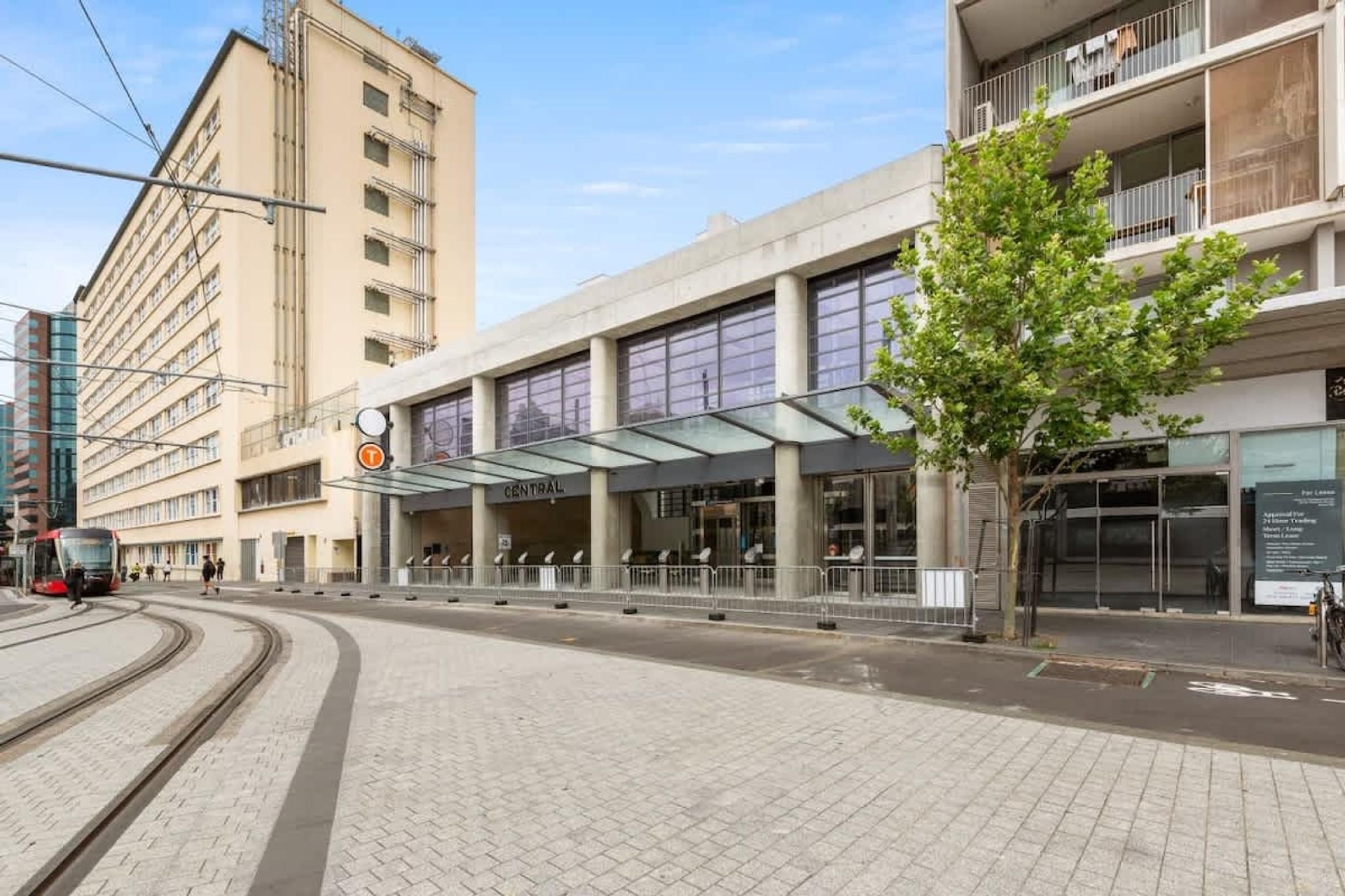 Central modern 1 bedroom with air-con balcony0