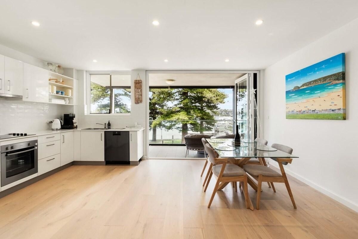 Stylish Manly Apartment with Harbour Views0