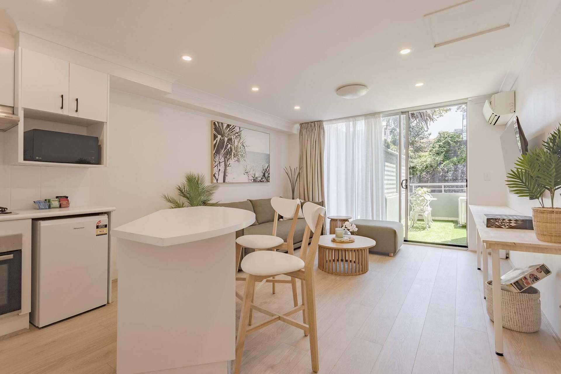 Luxurious Manly Retreat with Beachside Bliss0