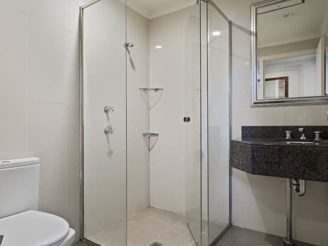 Mixed POD Shared Bathroom - 6 people Bedroom
