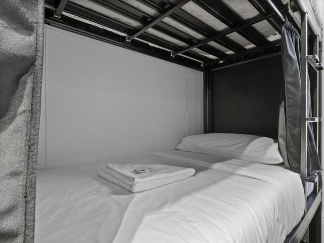 Mixed POD Shared Bathroom - 6 people Bedroom