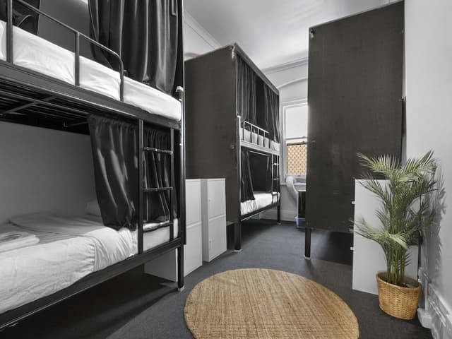 Mixed POD Shared Bathroom - 6 people Bedroom