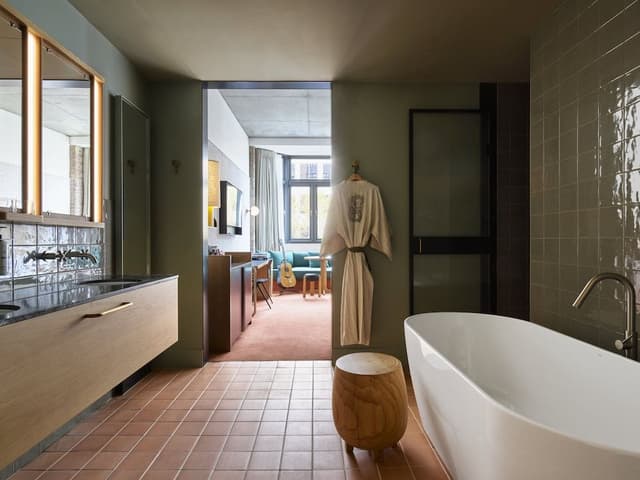 Room (Large)