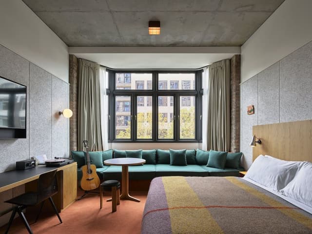 Room (Large)