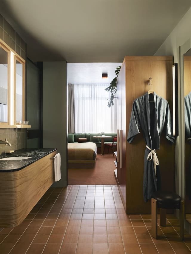 Room (Medium Plus)