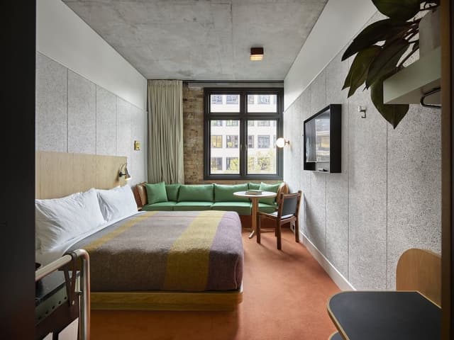 Room (Medium Plus)