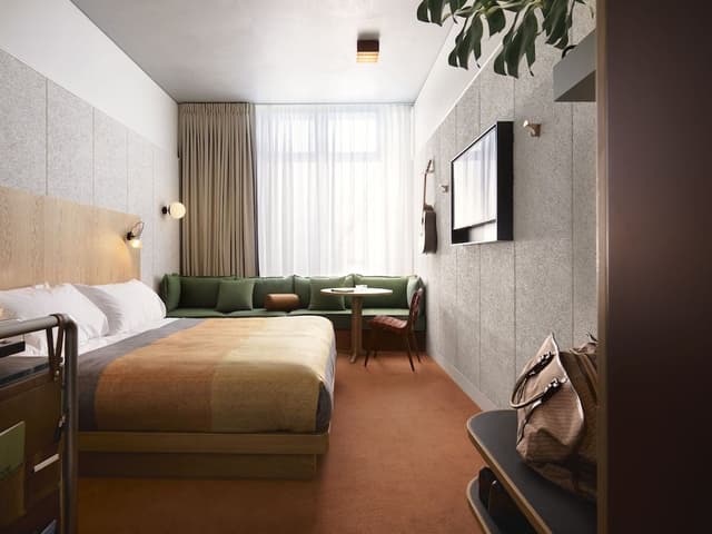 Room (Medium Plus)