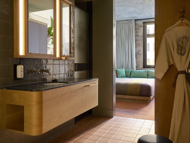 Room (Medium Plus)