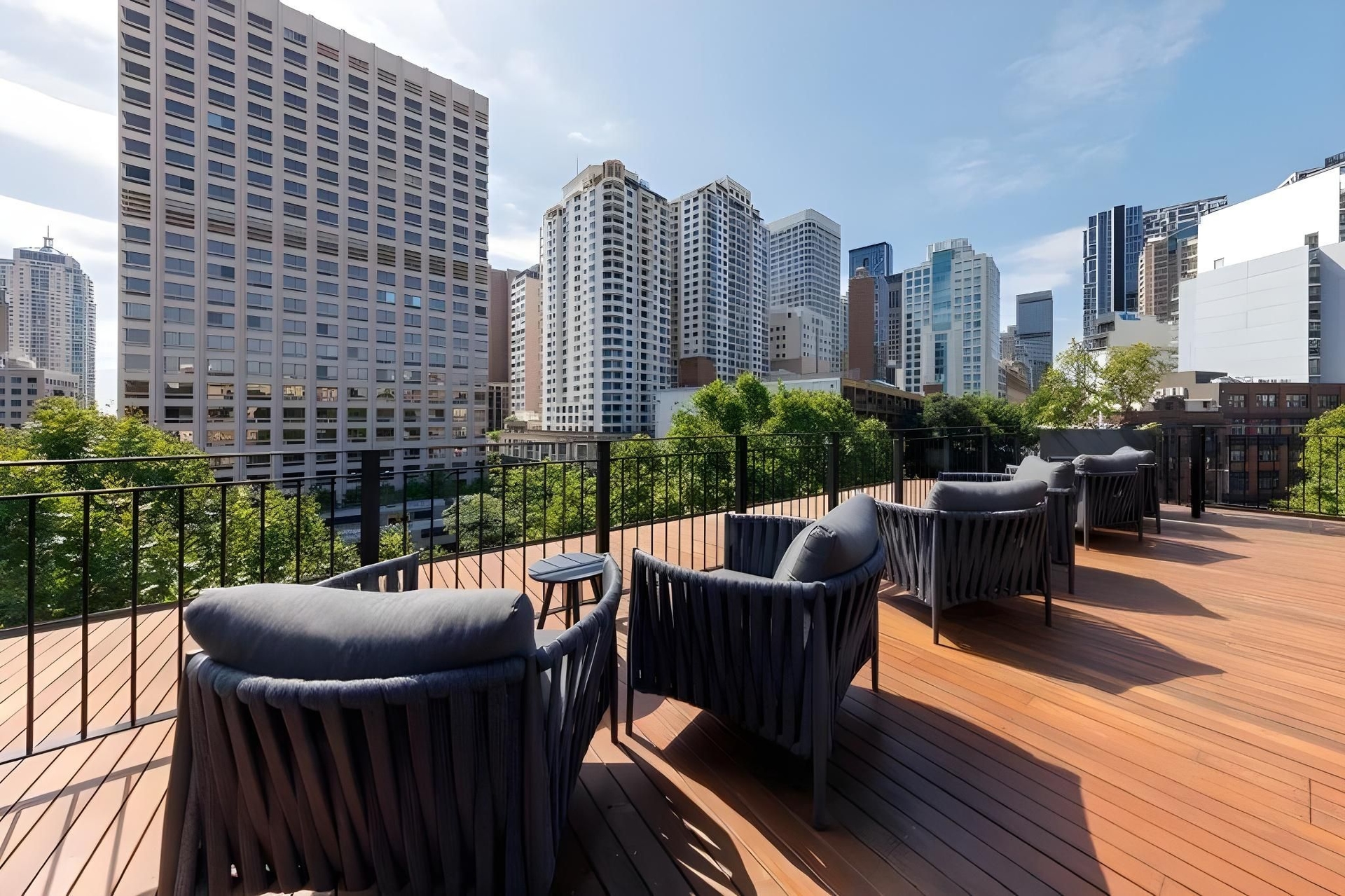 202 เอลิซาเบธ (202 Elizabeth)1