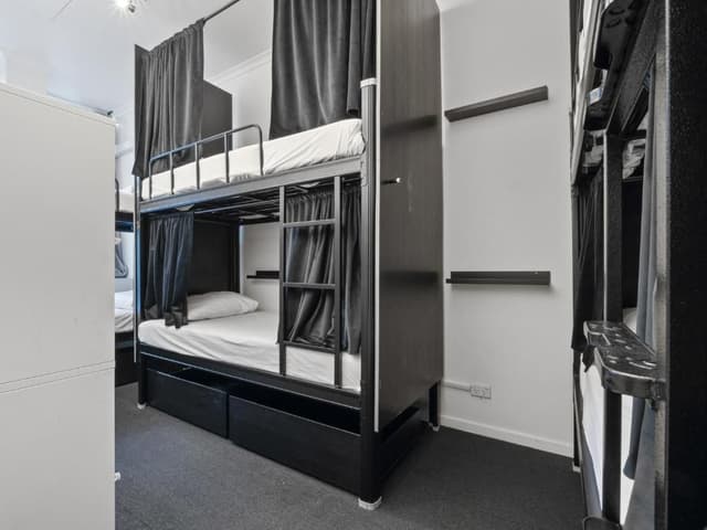 Mixed POD Shared Bathroom - 6 People Bedroom