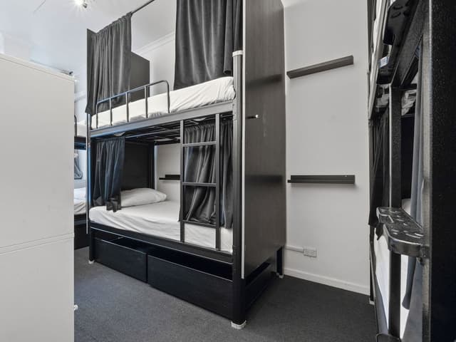 Mixed Pod 6 Bed Room - Shared Bathroom