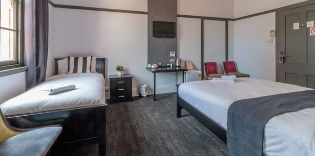 Queen Single Room