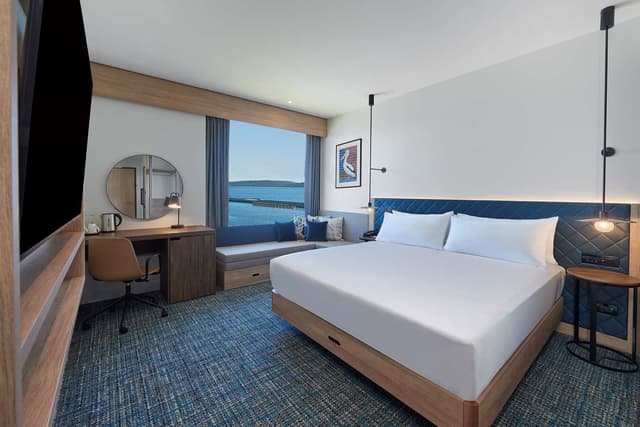 KING GUEST ROOM PARTIAL HARBOUR VIEW