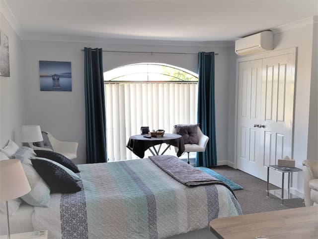 Deluxe Queen Suite