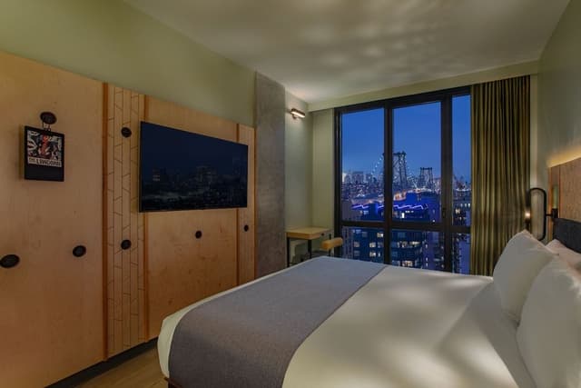 Executive Room, 1 King Bed, City View