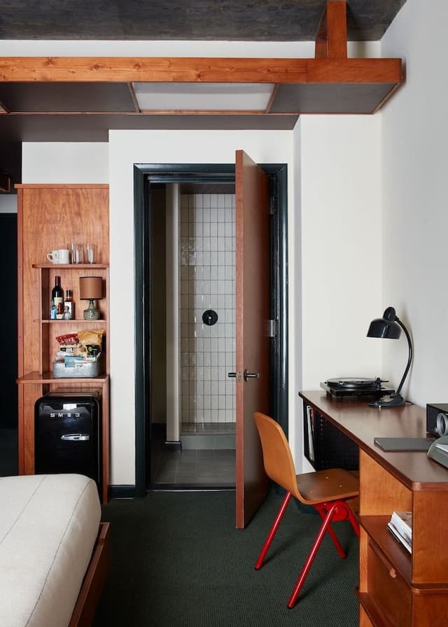 Room (Medium Skyline)