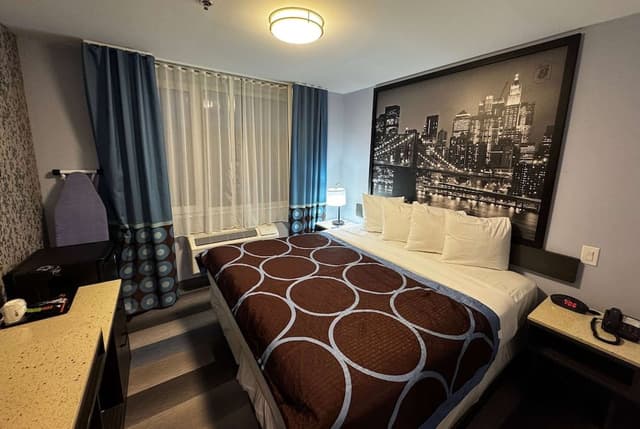 Room, 1 King Bed, Mobility Accessible, Non Smoking (Roll-in Shower)