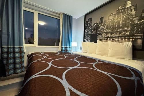 1 King Bed, Mobility Accessible Room, Roll-In Shower, Non-Smoking