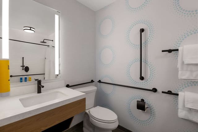 1 KING MOBILITY/HEARING ACC ROLL IN SHOWER
