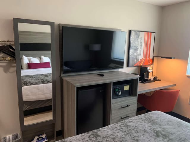 Accessible - 1 King,Roll-In Shower,Non Smoking,Full Breakfast
