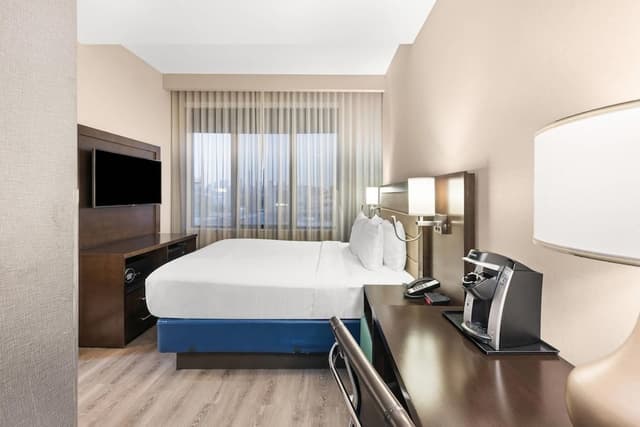 1 Queen Bed, Balcony