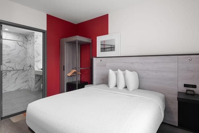 Room, 1 Queen Bed, Mobility Accessible, Non Smoking (Mobility, Roll-in Shower)