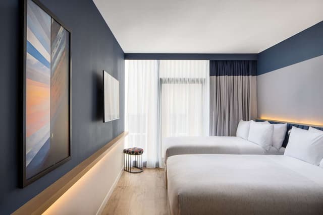 2 DOUBLE BEDS