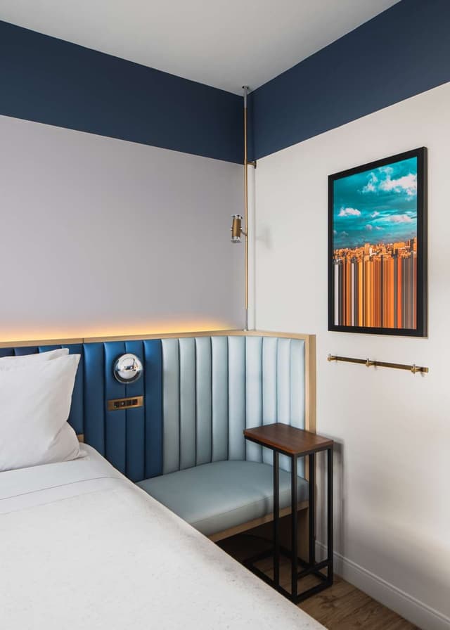 2 DOUBLE BEDS