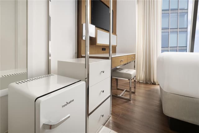 1 Queen Bed, Non-Smoking, Safe, Refrigerator