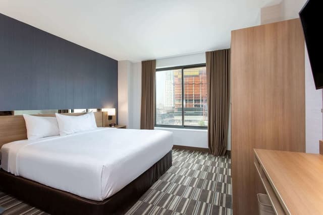 Room, 1 King Bed, Accessible, Non Smoking (Mobility/Hearing, Tub w/ Grab Bars)