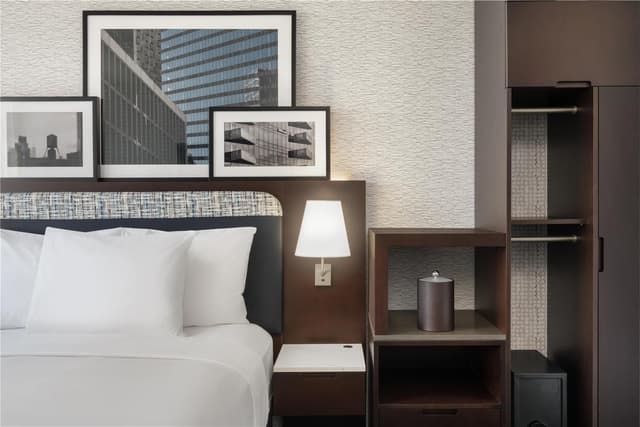 1 QUEEN BED MOBILITY ACCESSIBLE BATHTUB