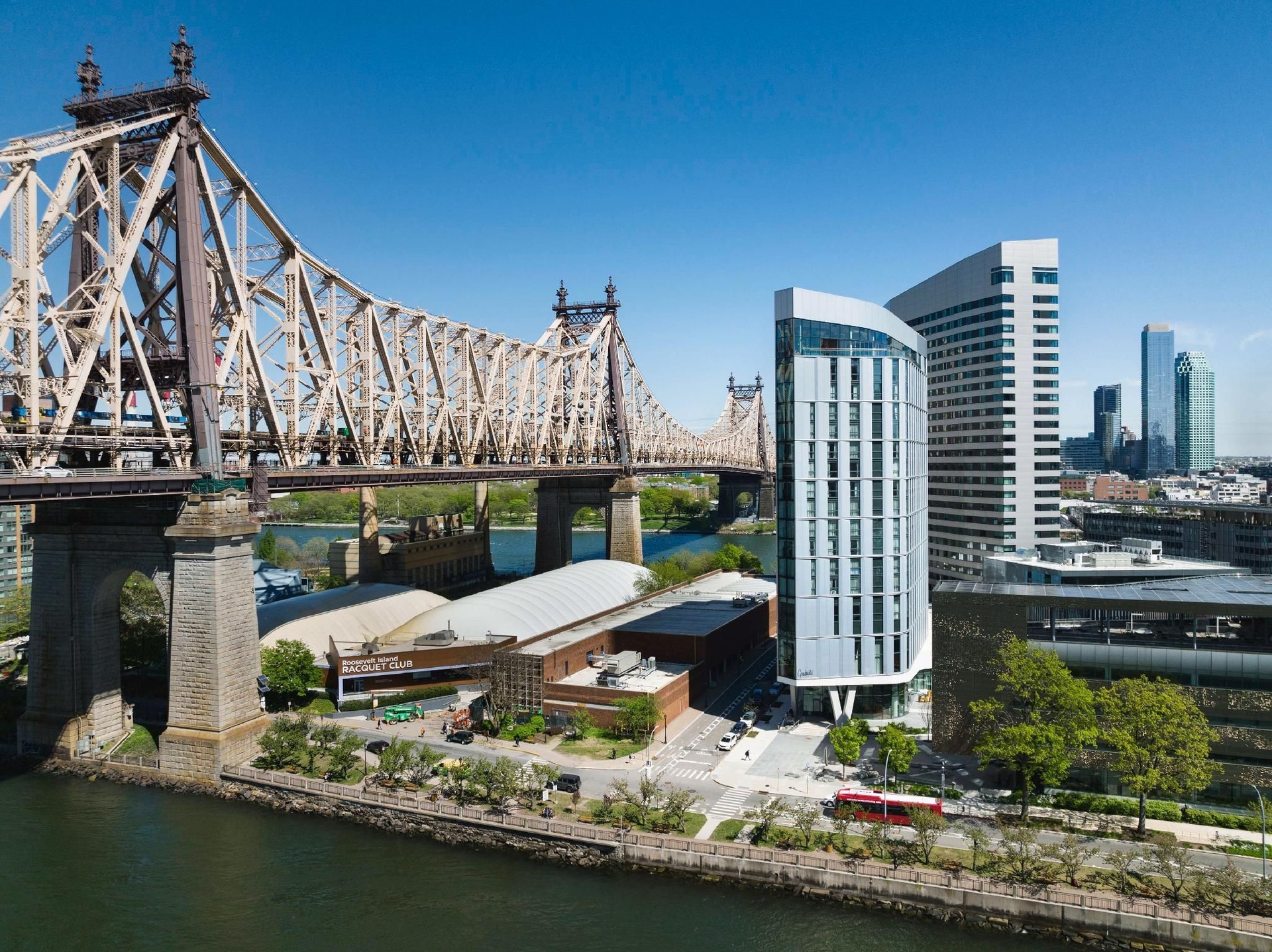 สำเร็จการศึกษาจากฮิลตันนิวยอร์ก (Graduate by Hilton New York)1