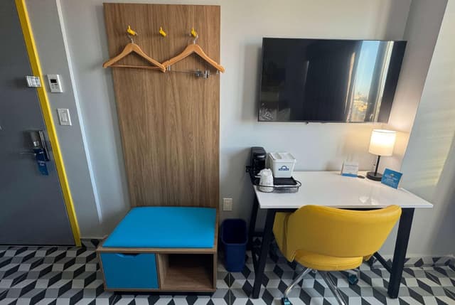 1 Queen Bed, Deluxe Room, Upper Floor, Manhattan View, Non-Smoking