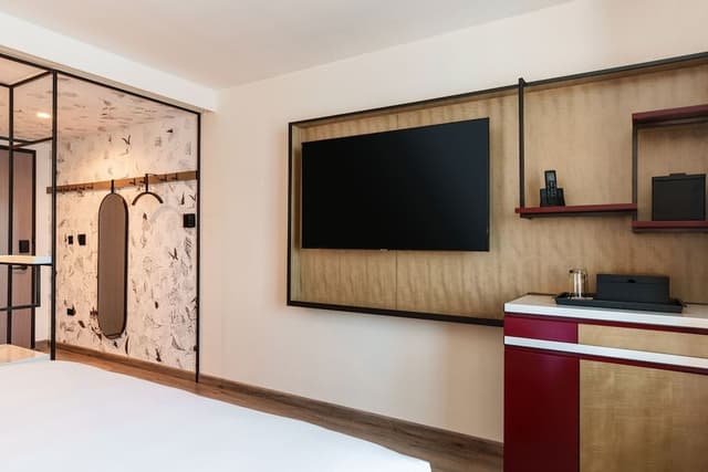 Standard Room, 1 King Bed (Hearing Accessible)