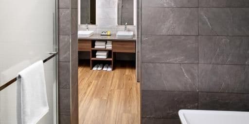 1 King Standard Communications Mobility Accessible Tub
