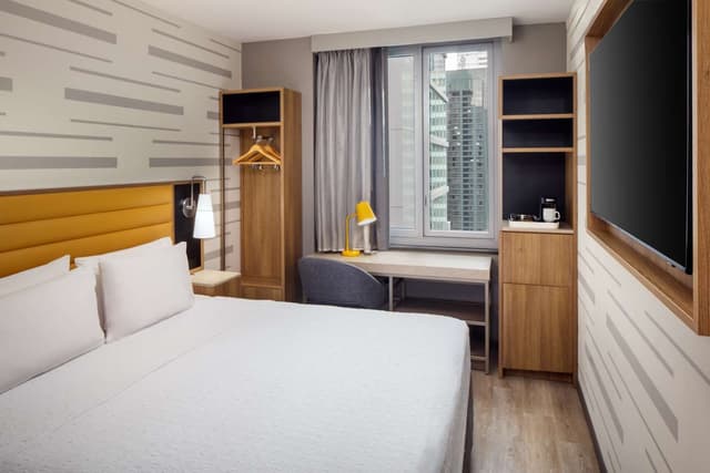 1 QUEEN HEARING ACCESSIBLE STUDIO SUITE