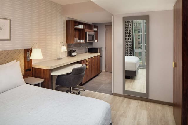 1 QUEEN STUDIO SUITE