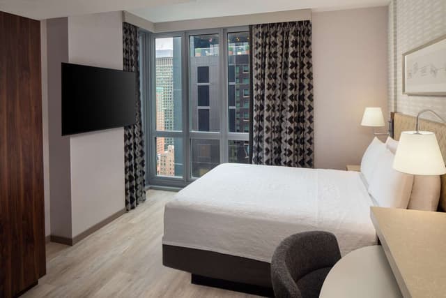 1 QN STUDIO CORNER CITY VIEW ROOM