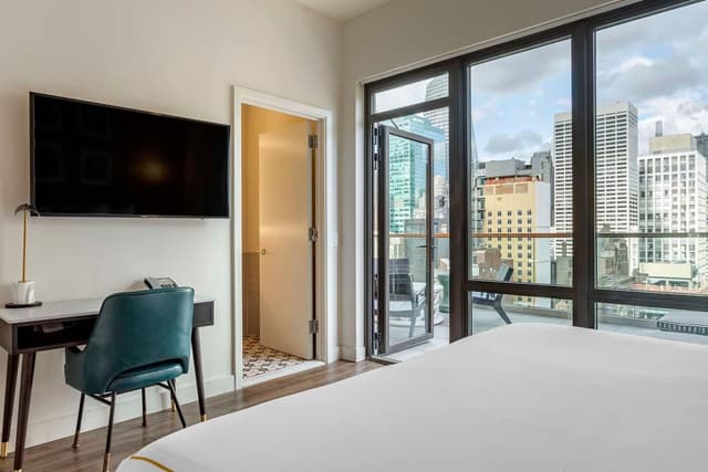 1 KING BED BALCONY CITY VIEW