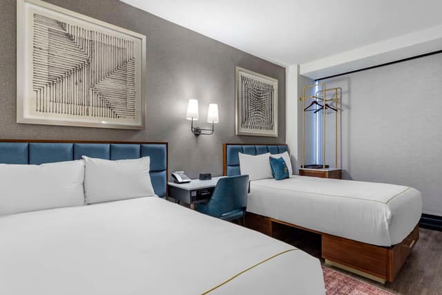 2 DOUBLE BEDS