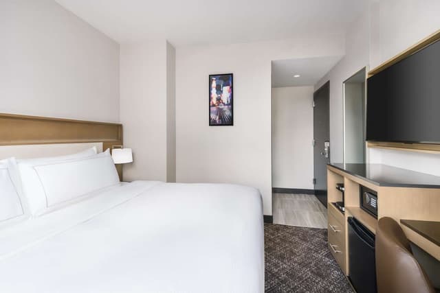 1 KING EMPIRE STATE OR HUDSON VIEW ROOM
